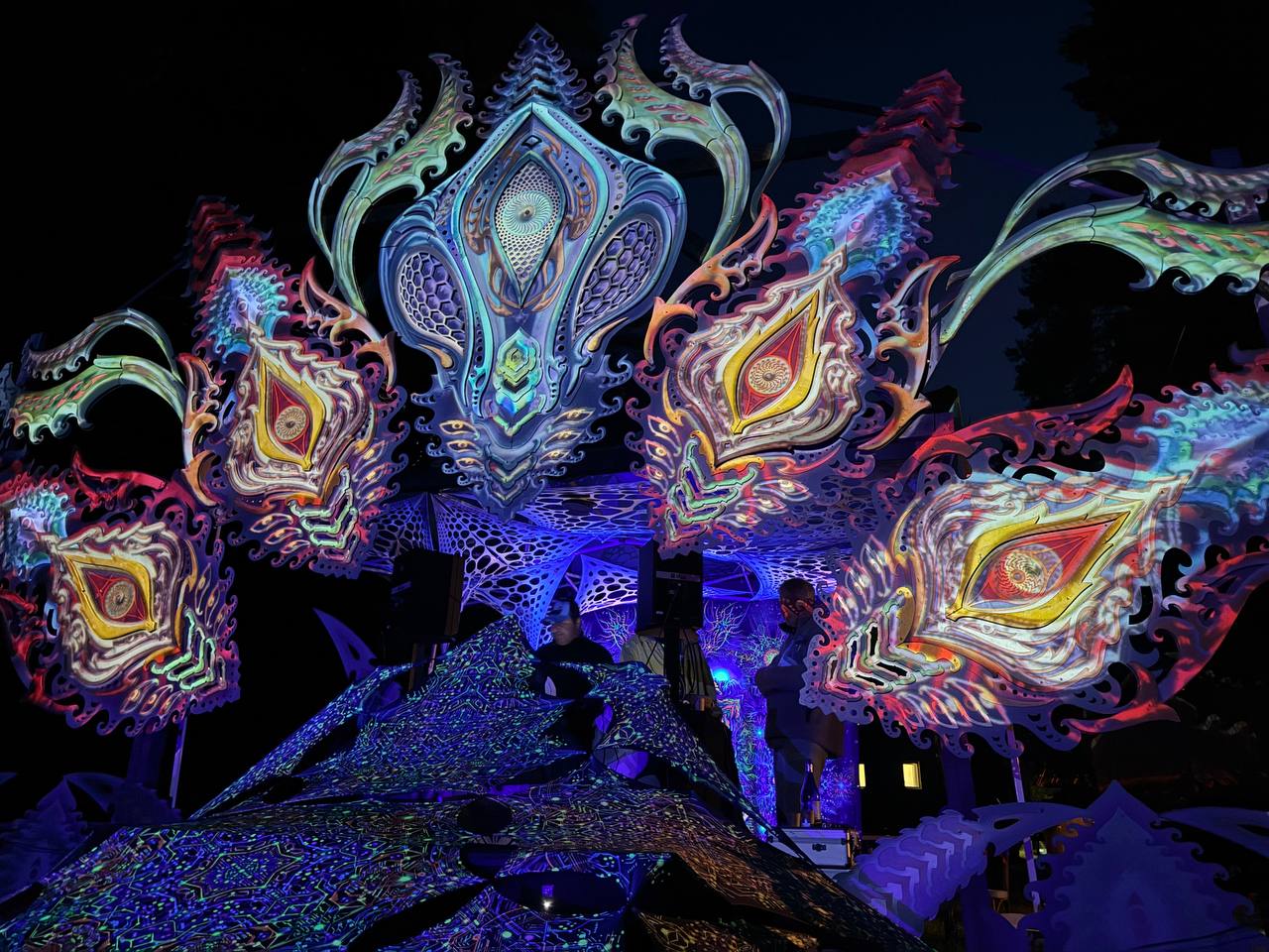 Psytrance-сцена TRIPPYLLYA вночі з ультрафіолетовими фрактальними декораціями